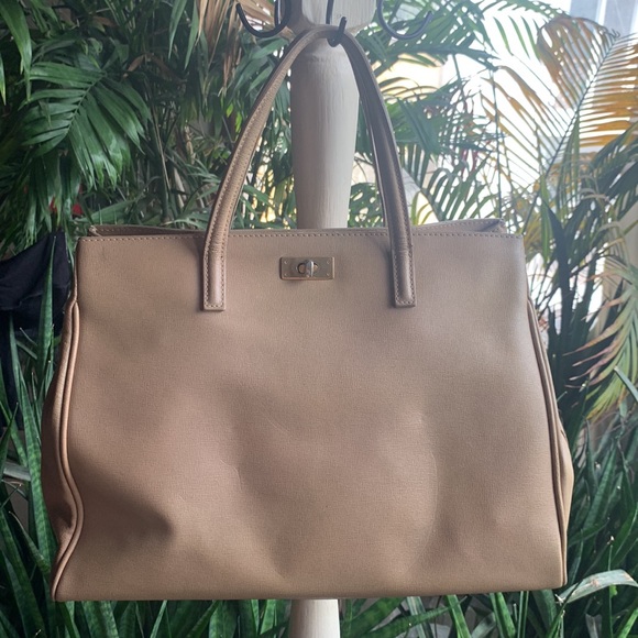 UNIQUE COLOUR COMBO: Beige with a pop of pink! Leather bag for all occasions. - Picture 5 of 8